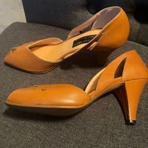 Beautiful Bruno Melli Italian dark tan pumps